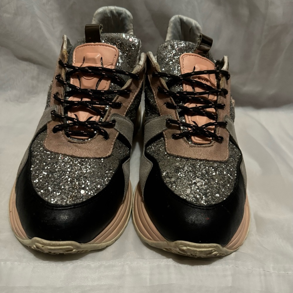 Super fancy shoes the colors  still in good shape,this shoes are replica off LV